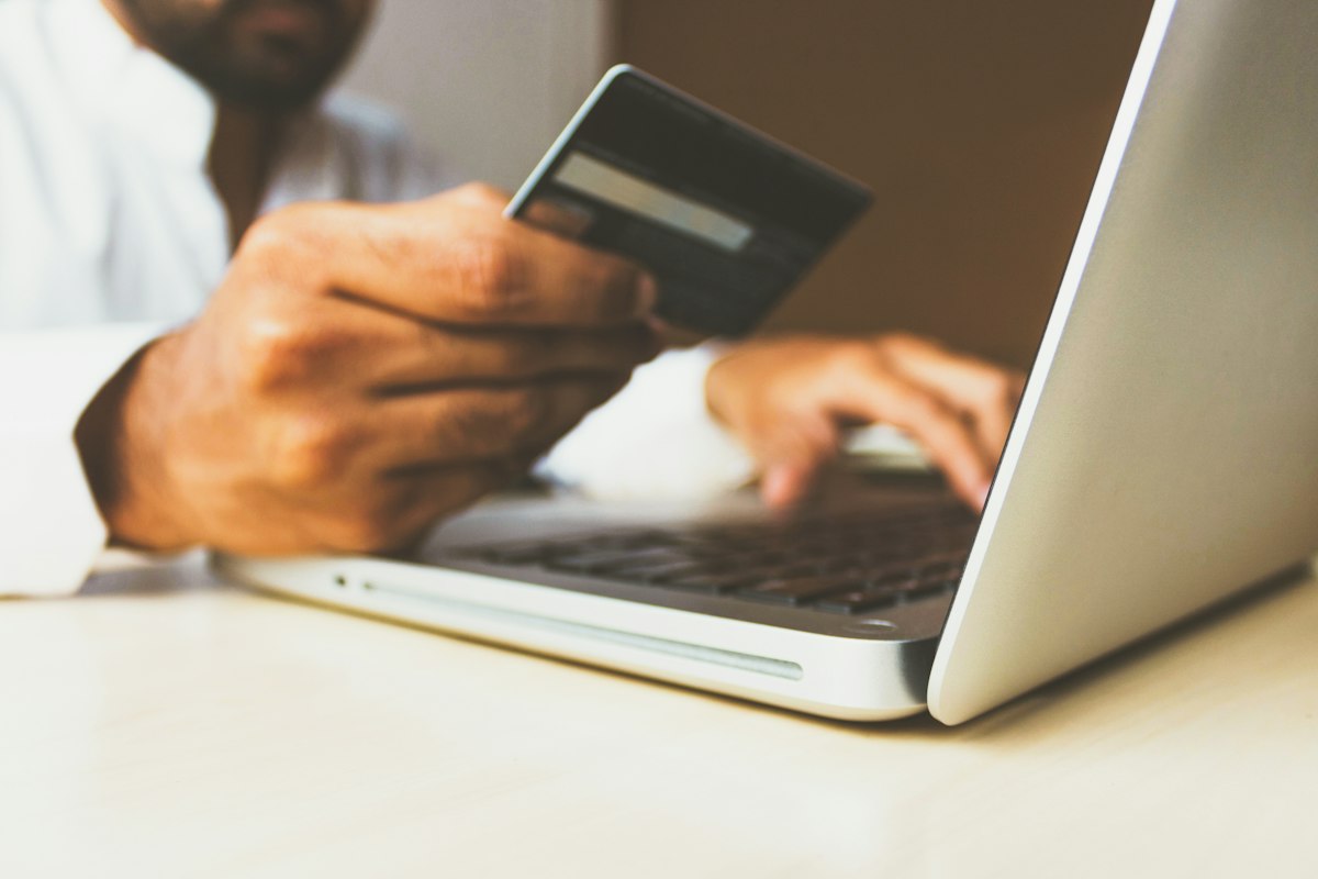 Zero-Downtime Singleton: How We Solved the Currency Conversion SPOF for a Global Digital Wallet